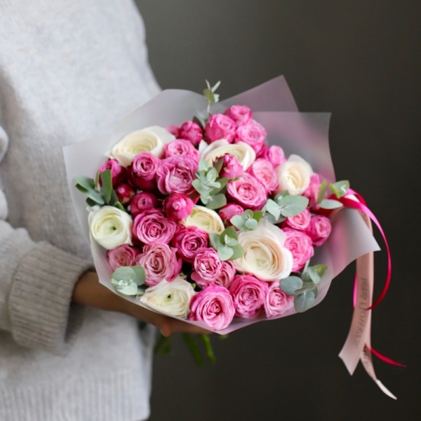 Ranunculus with Spray Roses - Размер S