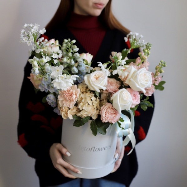 Surprise on a florisit taste in a hat box, light - Размер M