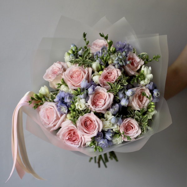 Garden Roses with Delphinium and Freesia - Размер M
