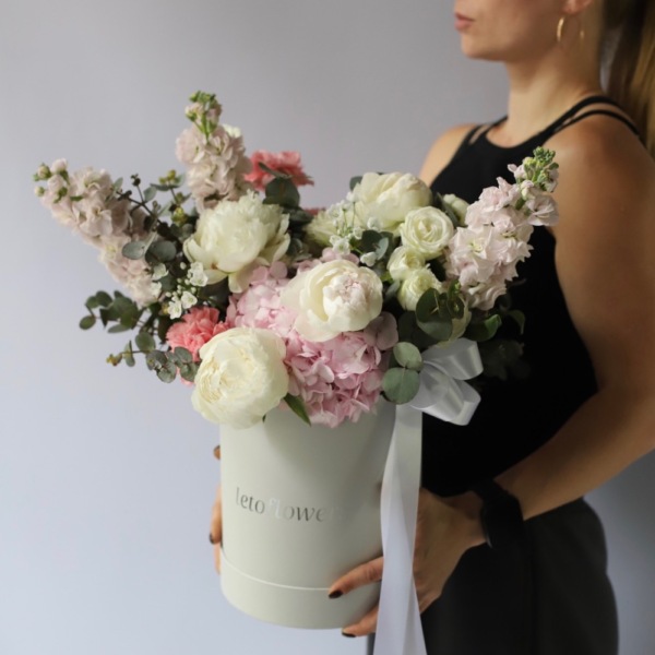 Surprise on a florisit taste in a hat box, light - Размер M 