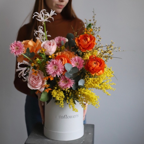 Surprise on a florisit taste in a hat box, bright - Размер L
