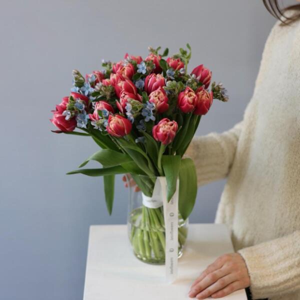 Tulips with Oxypetalum in a vase - Размер S
