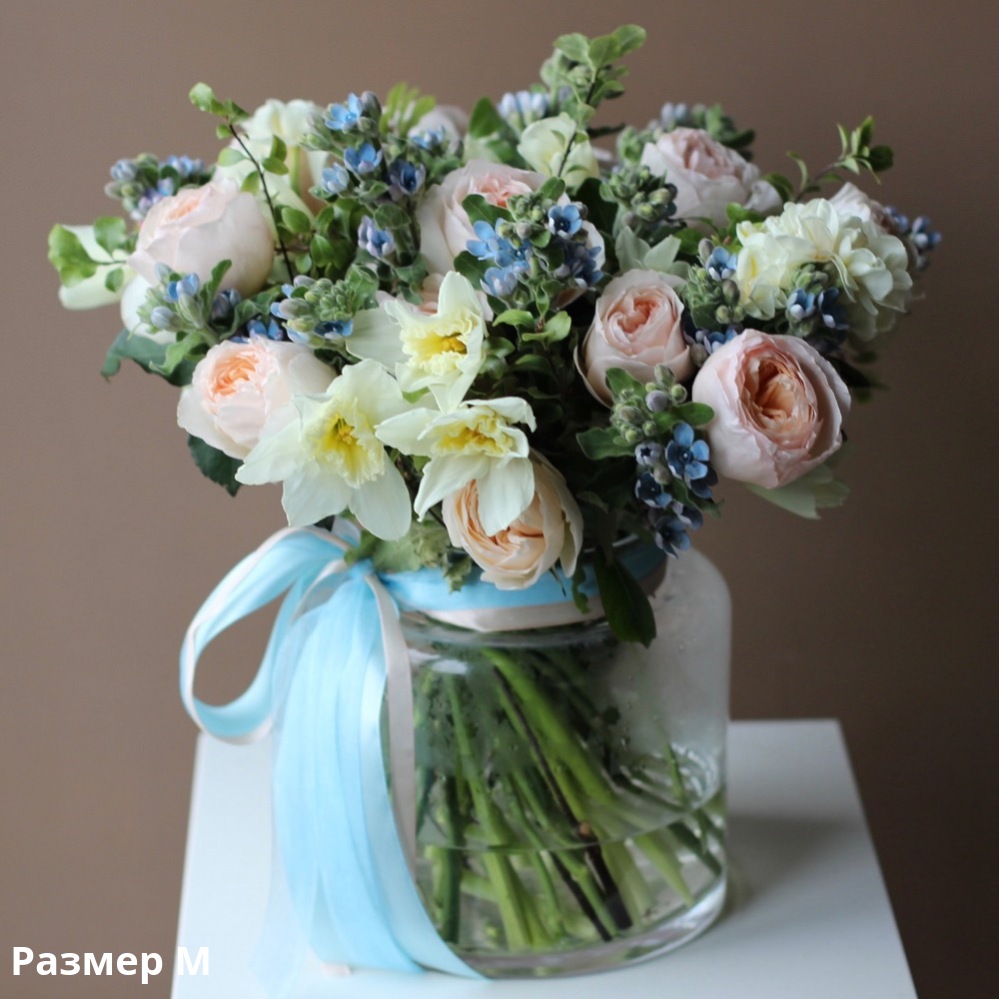 Garden Roses with Daffodils and Oxypetalum in a vase Garden Roses with Daffodils and Oxypetalum in a vase - Размер M