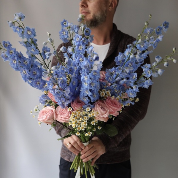 Garden roses with Chamomile and Delphinium Garden roses with Chamomile and Delphinium -  Размер M