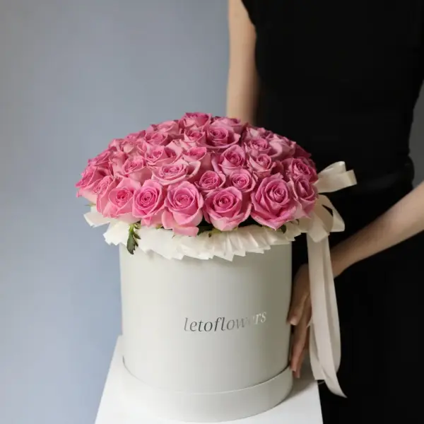 Pink roses in a hat box - Размер L