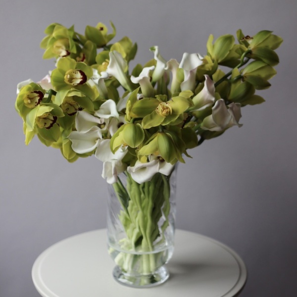 Calla Lily with Orchid in a vase - Размер L