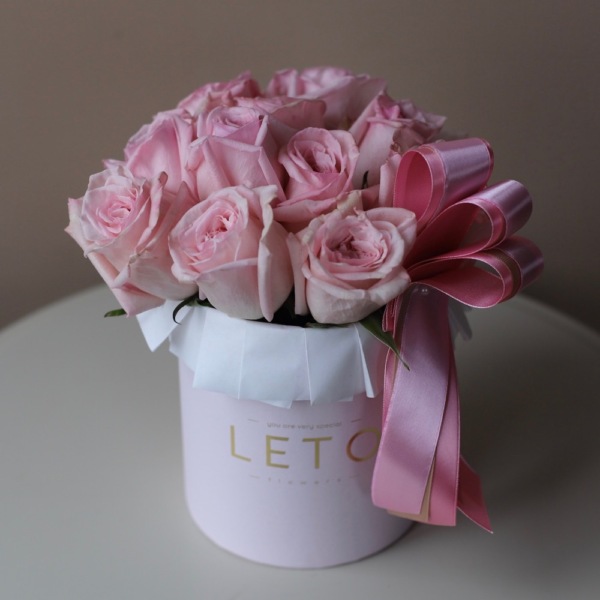 Light garden roses in a hat box - Размер S