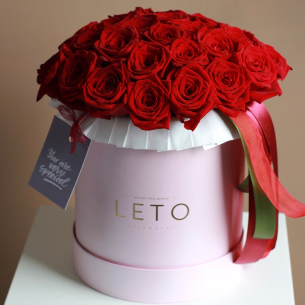 Red roses in a hat box - Размер M