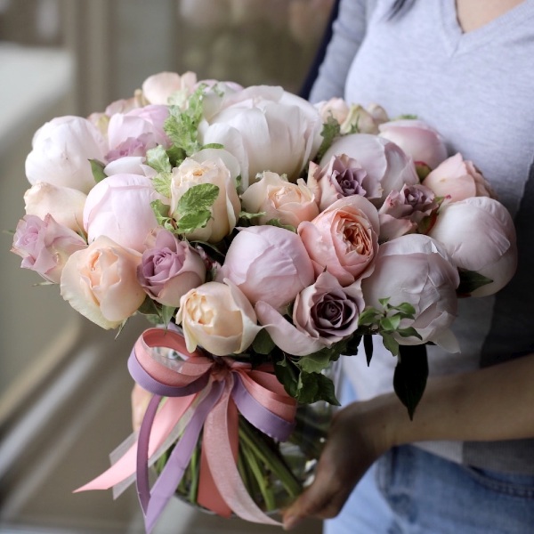 Peonies with Garden Roses and Simple Roses in a vase - Размер M 