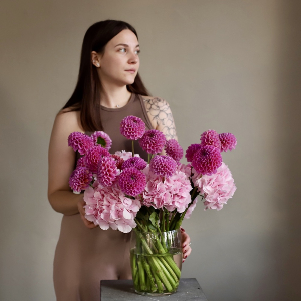 Hydrangea with Dahlias in a vase -  Размер M c зеленью 