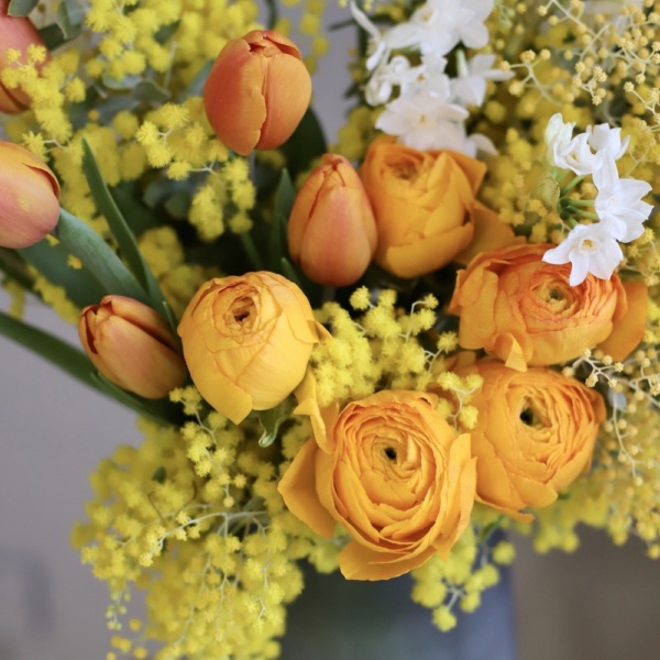 Sunny bouquet in a vase