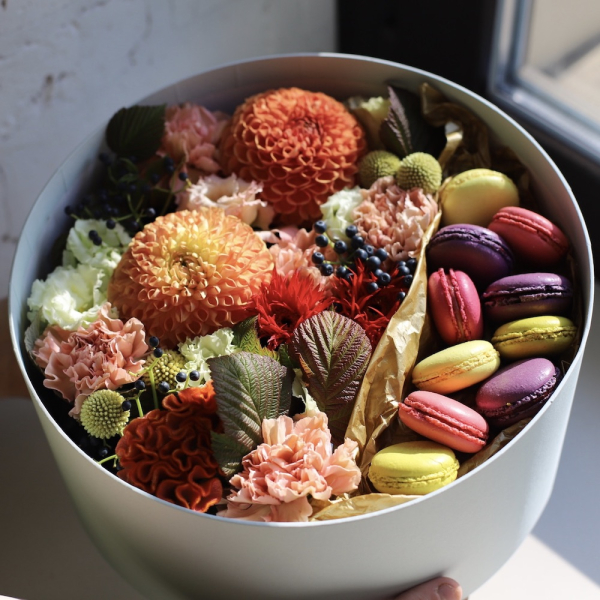 Шляпная коробка с цветами и макарунс, яркая - Размер M