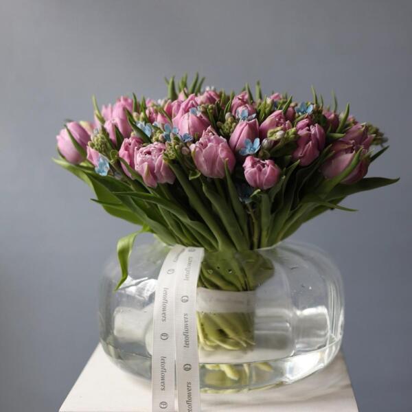 Tulips with Oxypetalum in a vase - Размер M