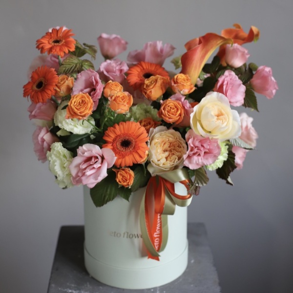 Surprise on a florisit taste in a hat box, bright -  Размер L 