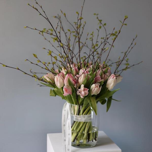A bouquet of tulips and spring branches in a vase - Размер S