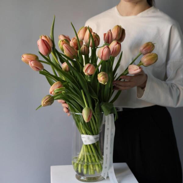 Tulips in a vase - 49 тюльпанов
