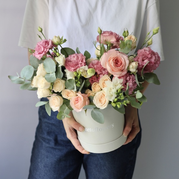 Surprise on a florisit taste in a hat box, light -  Размер S 