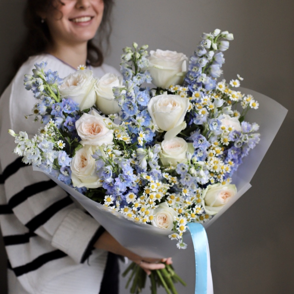 Garden roses with Chamomile and Delphinium - Размер M