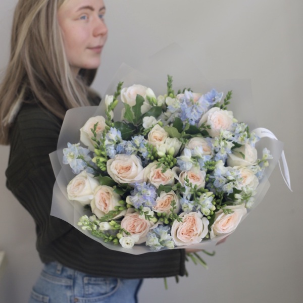 Garden Roses with Delphinium and Freesia - Размер L