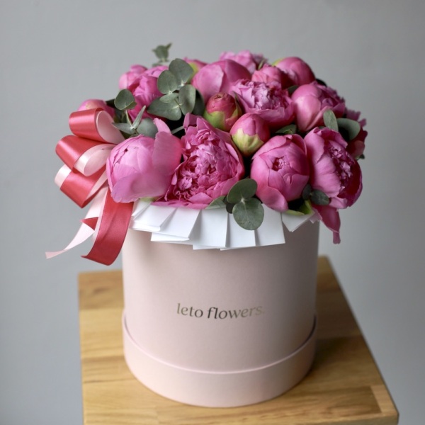 Bright-pink Peonies in a hat box - Размер M 