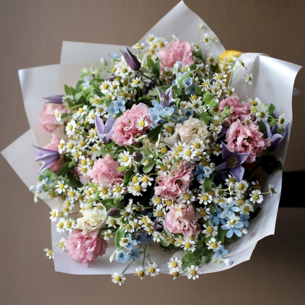 Lisiantus with Clematis, Oxypetalum and Chamomile - Размер S