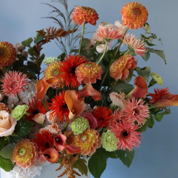 Designer bouquet in an orange hat box - Размер 2XL