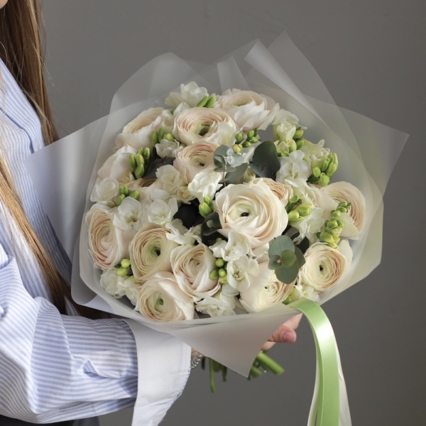 Ranunculus with Freesia - Размер M