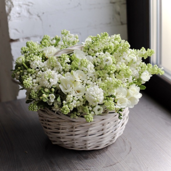 Lilac with spring flowers in a basket -  Размер M 