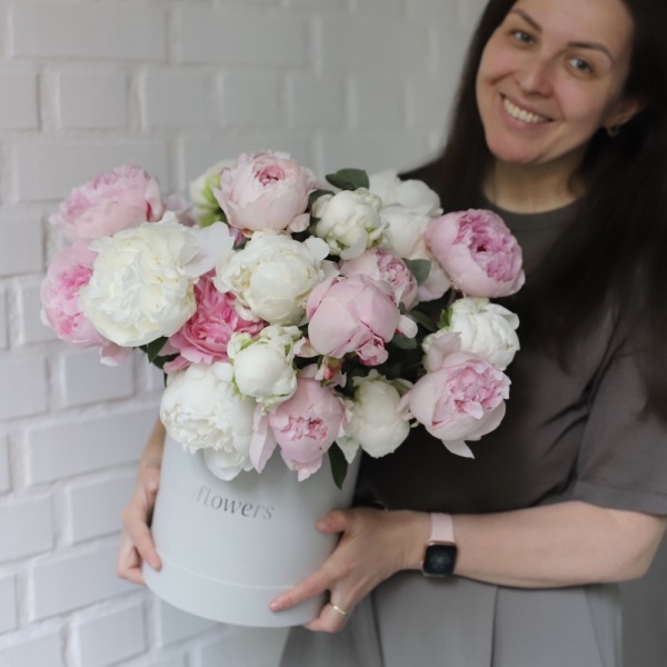 'High Summer' Peony hatbox bouquet  - Размер M