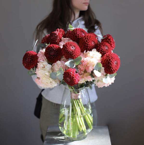 Hydrangea with Dahlias in a vase -  Размер M (с колумбийской гортензией) 