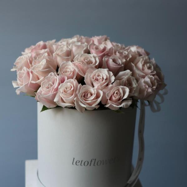 Sweet Escimo roses in a hat box -  Размер L