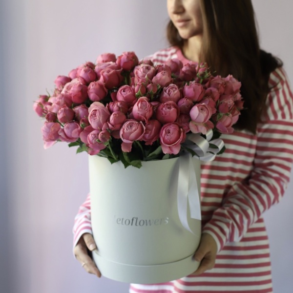 Spray roses in a hat box - Размер M