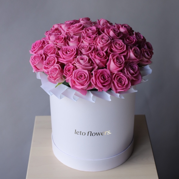 Pink roses in a hat box - Размер M