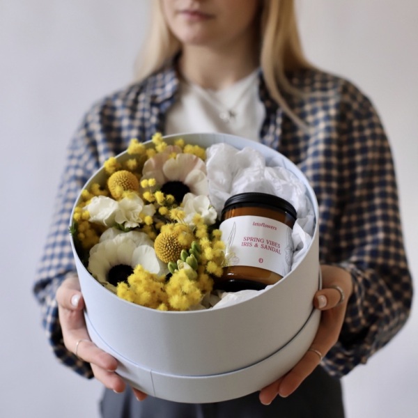 Hatbox with flowers and scented candle - Размер S 