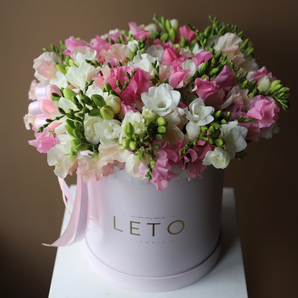 Sweet pea with Freesia in a hat box - Размер L