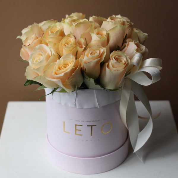 Creamy roses in a hat box - Размер S