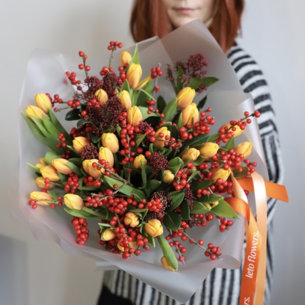 Tulips with Skimmia and Ilex -  Размер L 