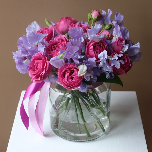 Spray Roses with Sweet Pea in a vase - Размер S