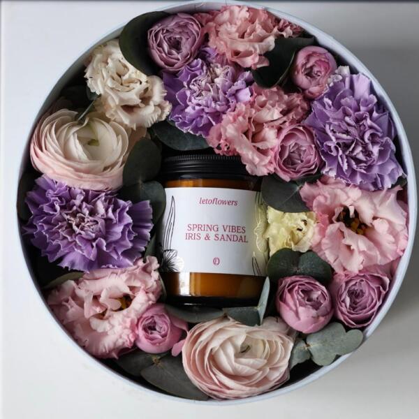 Hatbox with flowers and scented candle - Размер M
