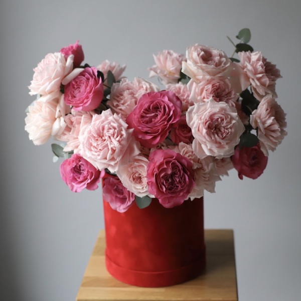 Garden Roses in a velvet hat box - Размер M