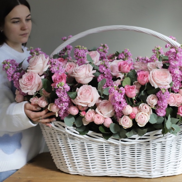 Basket with Garden roses, Spray roses and Stock - Размер 2XL