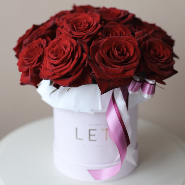 Red roses in a hat box - Размер S