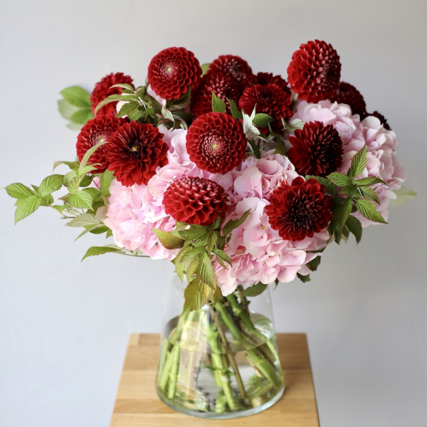 Hydrangea with Dahlias in a vase - Размер M c зеленью