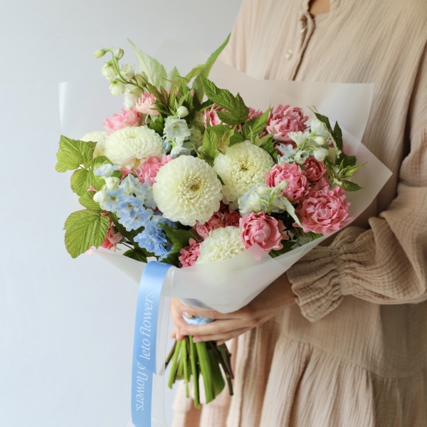 Dahlias with Spray Roses and Delphinium - Размер S
