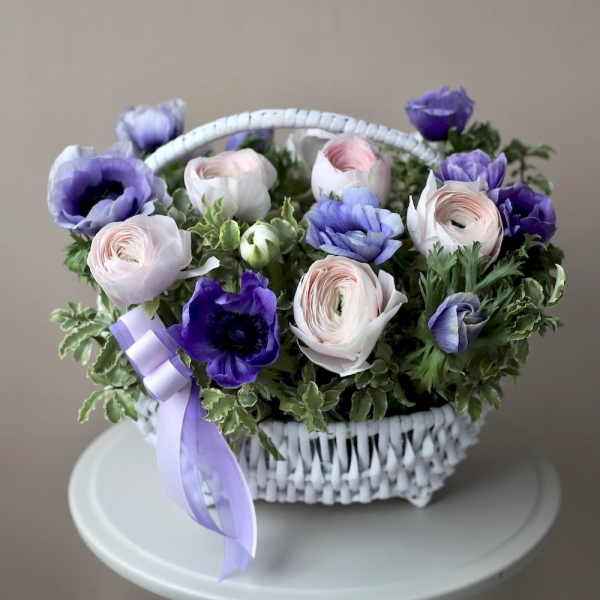 Ranunculus with Anemone in a basket - Размер S  