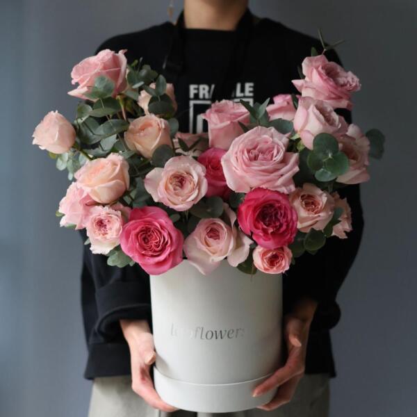 Garden roses of different sorts in a hat box - Размер M