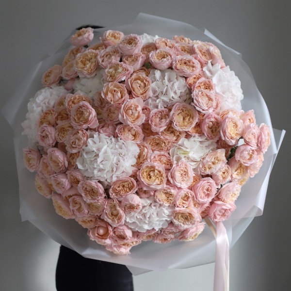 Hydrangeas with Spray Garden Roses - Размер L