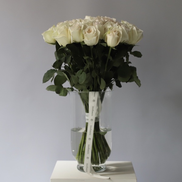 Garden Roses in a vase -  47 роз 