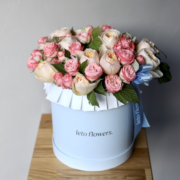Garden Roses with Spray Roses in a hat box - Размер M 