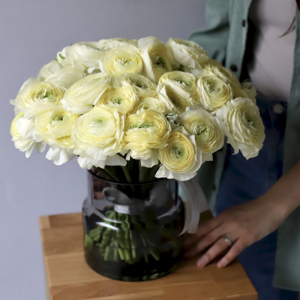 Ranunculus in a vase - 39 ранункулюсов (ваза может отличаться)